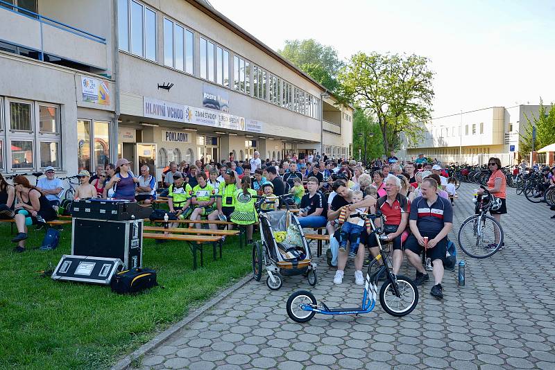 Příjemné sobotní počasí vytáhlo mnoho výletníků na letošní otevírání Lichtenštejnských stezek na Břeclavsku.