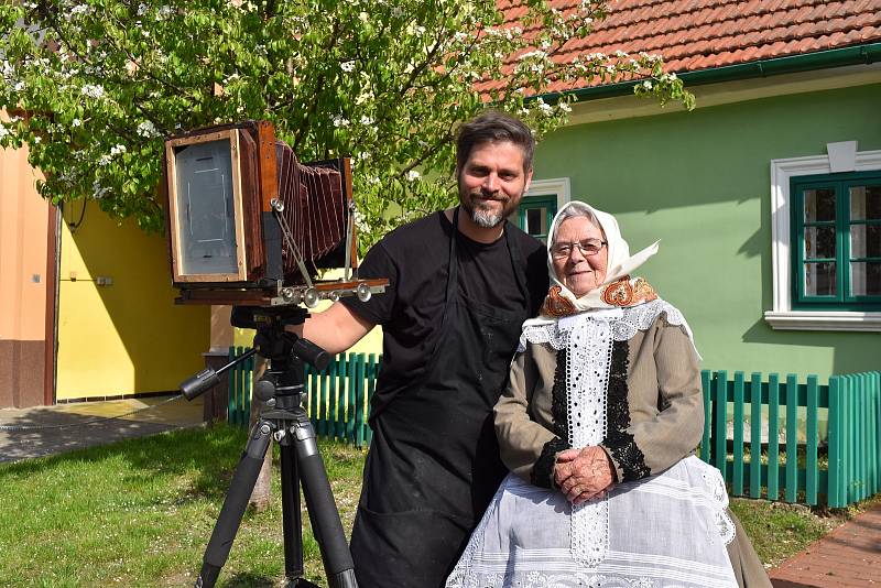 Fotograf Honza Sakař s malérečkou Marií Švigrovou.