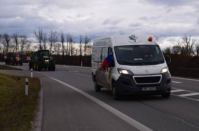 Také zemědělci na Břeclavsku se zapojili do protestní jízdy za rovné podmínky. Na snímku ti ze Zemědělského družstva v Sedleci.