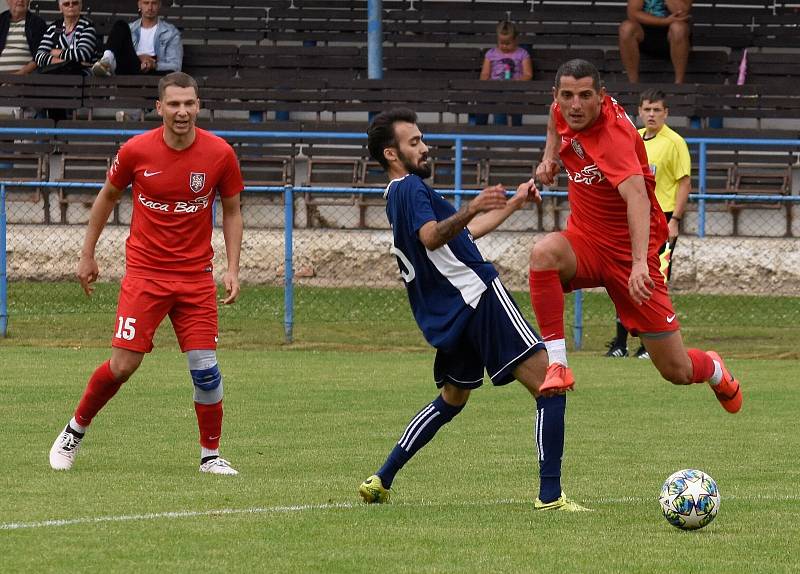 Fotbalisté MSK Břeclav (v modrých dresech) prohráli v přípravném utkání s Lanžhotem 0:1.