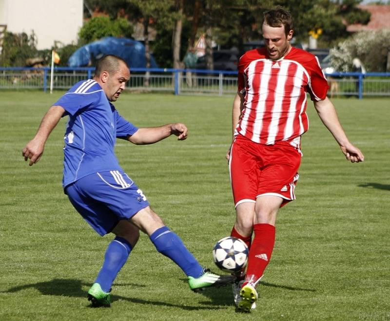 Fotbalisté Lednice (v modrém) na remízu proti Velkým Pavlovicím nedosáhli. 