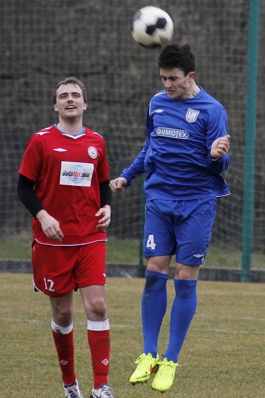 Břeclavští fotbalisté (v modrém) zvládli generálku na třetí ligu. V Sedleci porazili Vyškov.