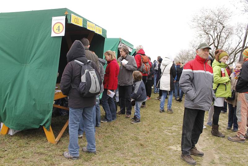 Na Slavnosti mandloní a vína v Hustopečích zavítaly v sobotu davy lidí. Na náměstí na ně čekal bohatý kulturní program i velikonoční jarmark. Návštěvníci se vydali také mandloňovou stezkou až na rozhlednu.