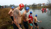 Desítky otužilců se vydaly na Štěpána do studené řeky Dyje v Břeclavi. Při Vánočním kilometru absolvovali absolvovali trať od sto do jednoho tisíce metrů.