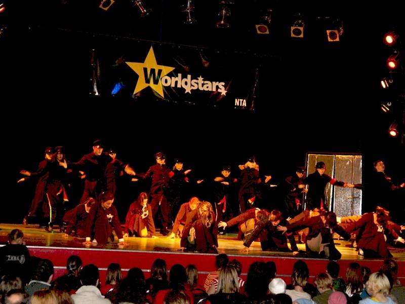 Skupina Actiwity DC vystupuje v soutěži Worldstars 2009.