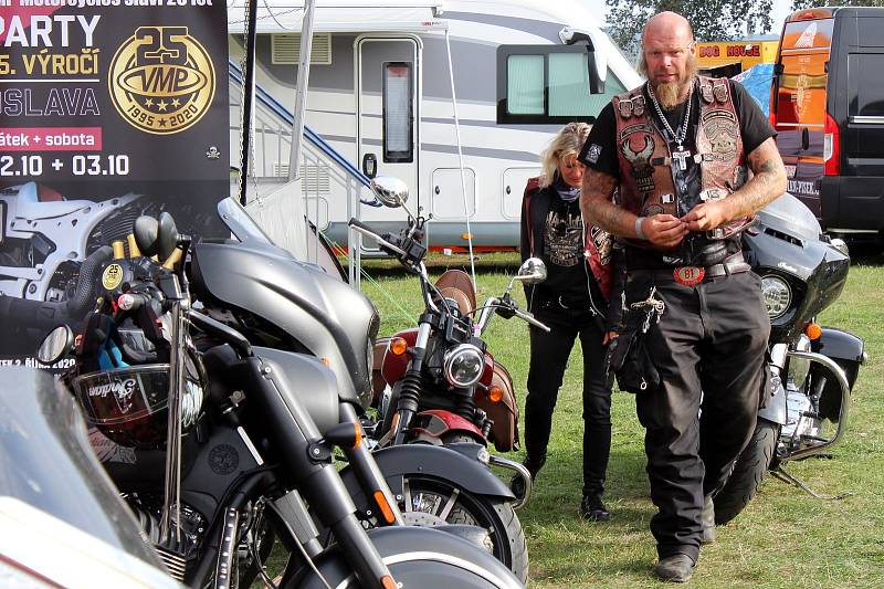 Pasohlávecký autokemp Merkur obsadili od čtvrtka do neděle motorkáři. Konal se tam odložený Euro Bike Fest.