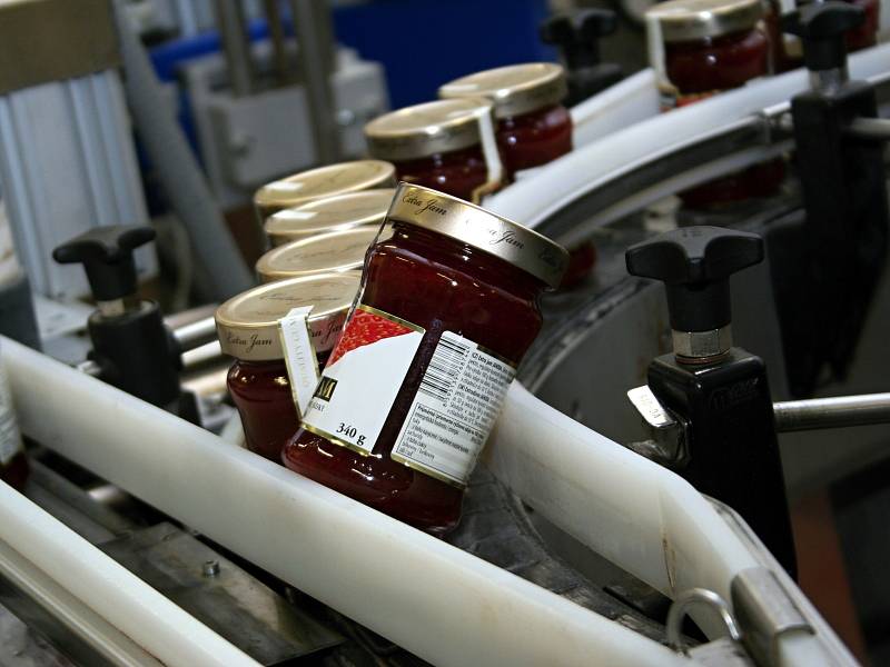 Zaměstnanci firmy Fruta Podivín vyrábí džemy ve třísměnném provozu. Naplní až dvacet tisíc sklenic jahodového výběrového džemu za osm hodin.