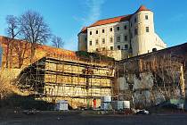 Východní část hradeb mikulovského zámku už je opravená.