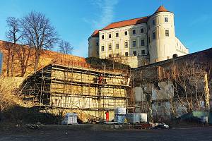 Východní část hradeb mikulovského zámku už je opravená.