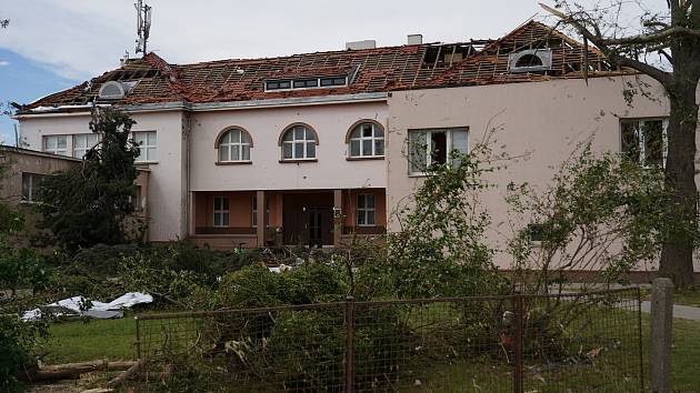 Poničená budova Základní školy v Moravské Nové Vsi.