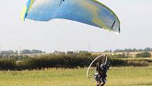 Nebe nad Břeclaví patří od soboty paraglidistům. Na tamním letišti se koná mistrovství Evropy v motorovém paraglidingu.