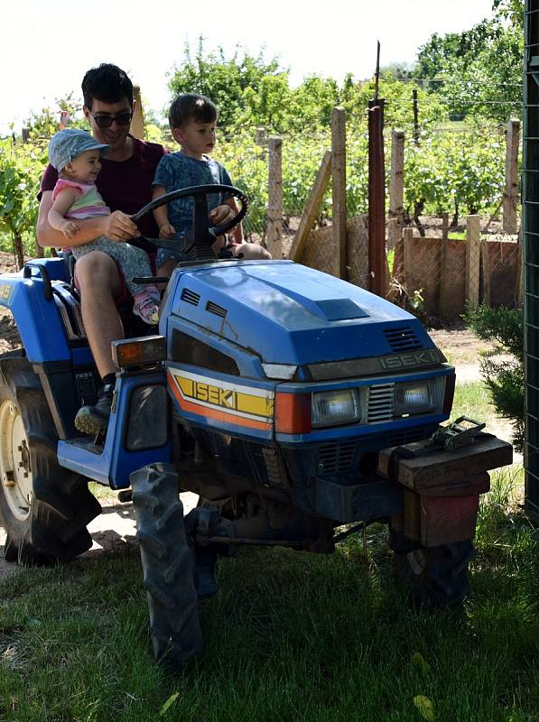 Manželé Drtílkovi převzali v Hlohovci farmu po Klářině zemřelém otci. Na památku po něm ji pojmenovali Spěvákova farma.