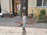 Lidé v Moravské Nové Vsi vyklízejí suť z poškozených domů. Pomáhají i děti.