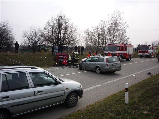 Dvě osobní auta se ve středu 13. března odpoledne čelně střetla na frekventované silnici I/55 nedaleko Hrušek. Zatímco Ford Mondeo zůstal na silnici, Fiat Panda ležel po srážce vedle cesty na střeše. 