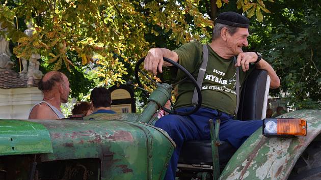 Podivínští v sobotu dopoledne odstartovali jubilejní desátý ročník traktoriády Podivínský mazec.