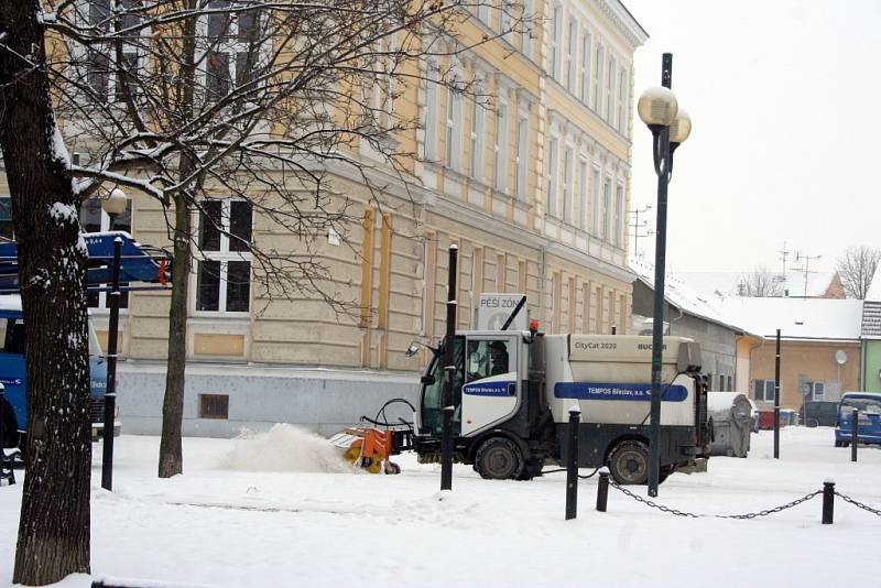 Bílé vločky neúnavně zasypávaly v pondělí dopoledne také Břeclav.