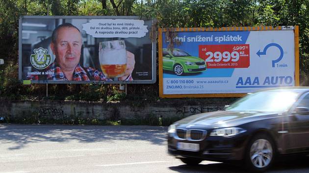 Mobilní billboard u bantické křižovatky, kde před několika dny zahynuli dva lidé při srážce dvou aut. Další dva jsou těsně před Znojmem. Plakát s půllitrem piva jistě řadu řidičů upoutá v okamžiku, kdy by měl spíše sledovat dopravní značky na druhé straně