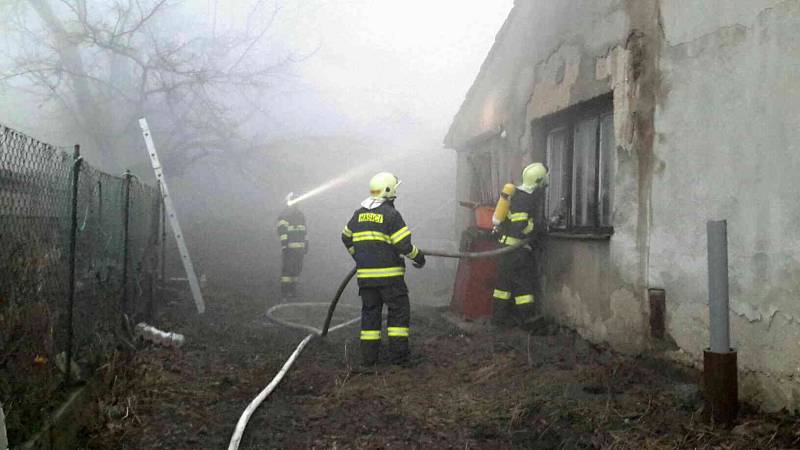 Požár v Zaječí. Střecha domu lehla popelem. 