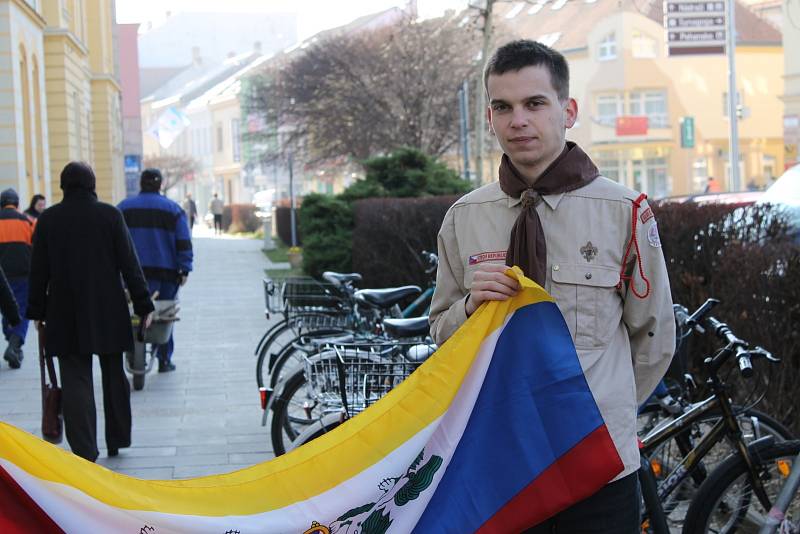 Skauti a skautky z břeclavského střediska Svatopluk v pondělí ráno vyvěsili tibetskou vlajku na stožár před radnicí. Ještě předtím se v centru města o kousek dál objevila i vlajka Číny. Na budově jedné z tamních realitních kanceláří visí poněkolikáté. 