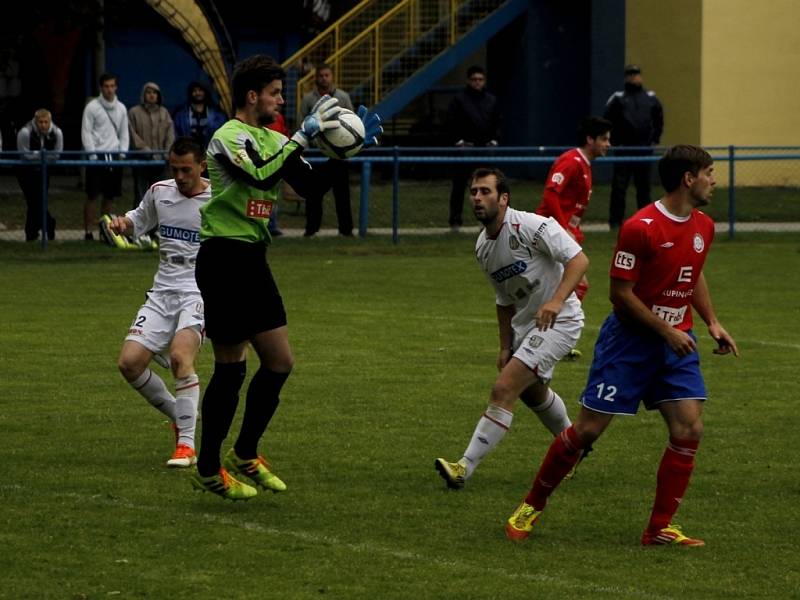 Břeclavští fotbalisté (v bílém) doma nedali Třebíči gól.