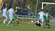 Fotbalisté Lednice (v modrých dresech) vstoupili do krajského přeboru výhrou 1:0 nad Ráječkem.