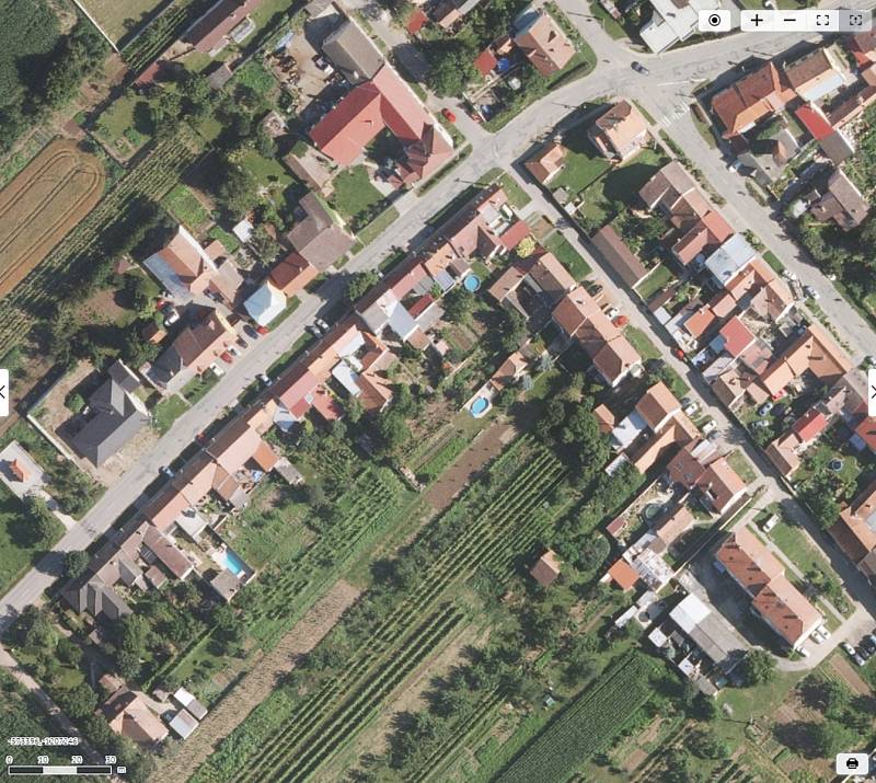 Letecké snímky zachycující pohled na obce zasažené tornádem. A to v roce 2018 před katastrofou, krátce po ní a na konci července. Na snímku Moravská Nová Ves.