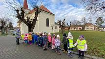 Děti z mateřské školy se převlékly do konstýmů, vzaly sebou zlato, kadiidlo a myrhu a vydaly se na cestu.. FOTO: Archiv školky