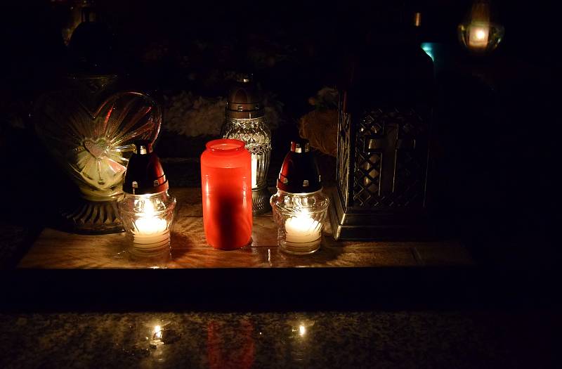 Lidé přišli zapálit v pondělí navečer na hřbitov ve Velkých Bílovicích svíčky za zesnulé.