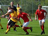 V úvodním kole krajského přeboru fotbalisté Krumvíře (ve žlutém) remizovali s Boskovicemi 2:2.