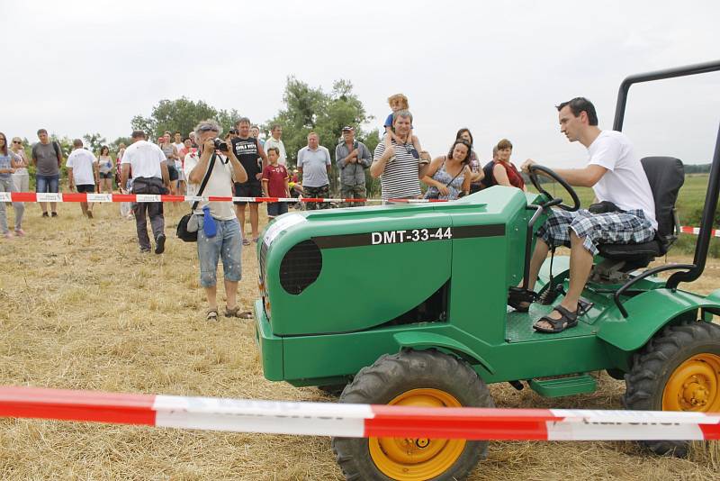 Podivín hostil závody traktorů. 