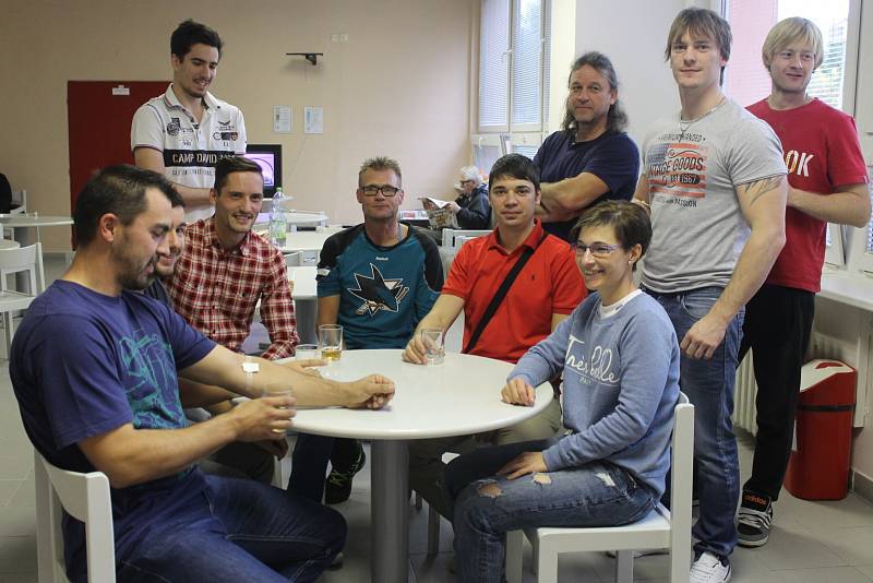 Břeclavští hokejisté přišli ve čtvrtek ráno darovat do tamní nemocnice svou krev. Většina z nich se k tomu odhodlala poprvé.