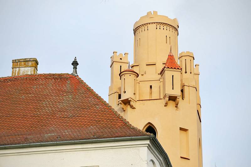 Břeclavská radnice zveřejnila snímky z nově opravené jižní věže tamního zámku.