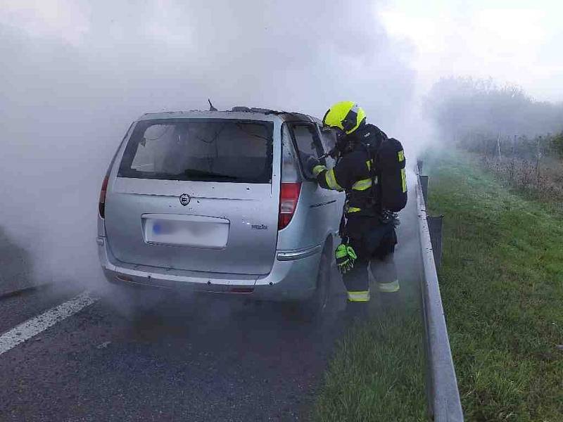 Na dálnici D2 shořelo auto. Škoda je 200 tisíc.