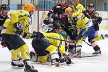 Břeclavští hokejisté (ve žlutém) doma podlehli Technice po čtyřech letech. 