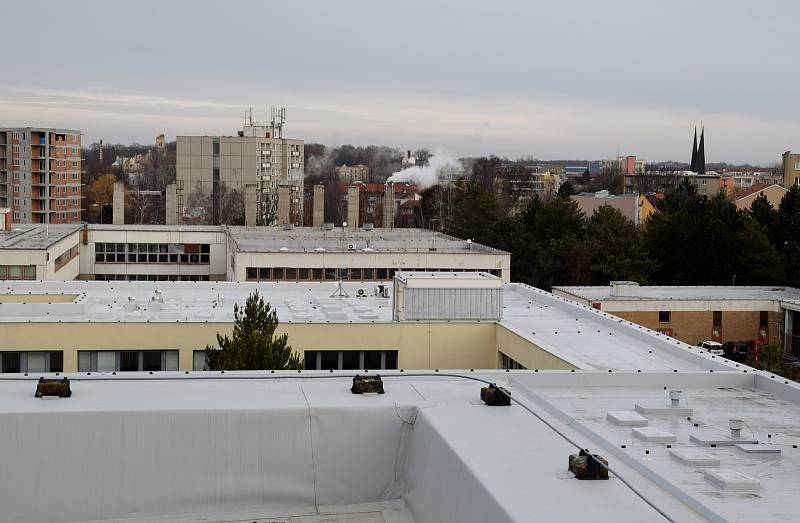 Střechy nad budovami břeclavské nemocnice jsou již kompletně opravené. Více jak jednadvacet tisíc metrů čtverečních poničily kroupy, které předcházely tornádu v červnu loňského roku.