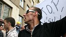 Protestní pochod Břeclaví je reakci na zbití patnáctiletého chlapce trojicí útočníků, z nichž minimálně jeden měl být Rom.