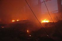 Požár skladu molitanu v Brumovicích.