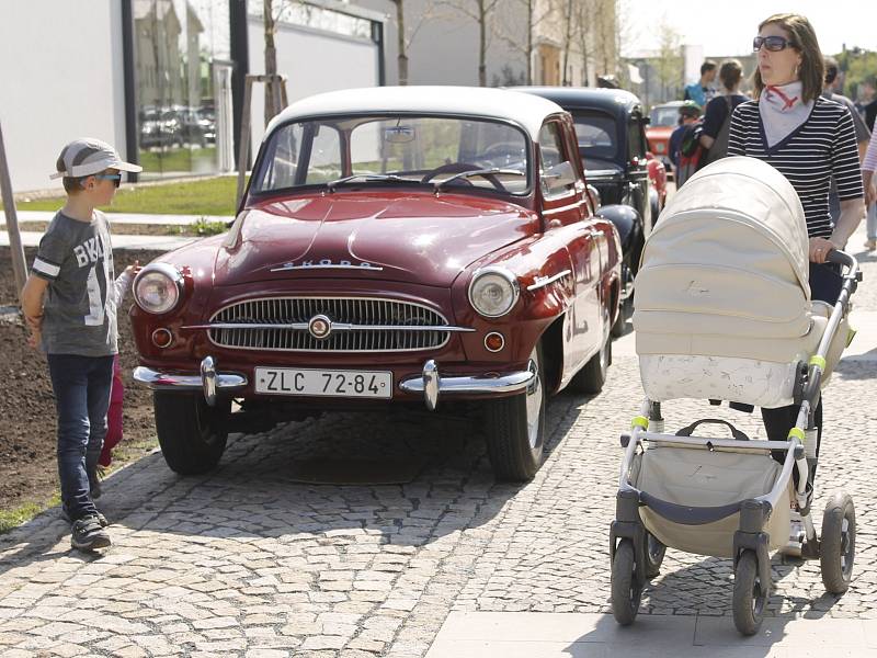 Desáté výročí lázeňského domu Perla oslavili v sobotu v lednických lázních. Pořadatelé připravili hudební program, ale také například přehlídku automobilových veteránů.