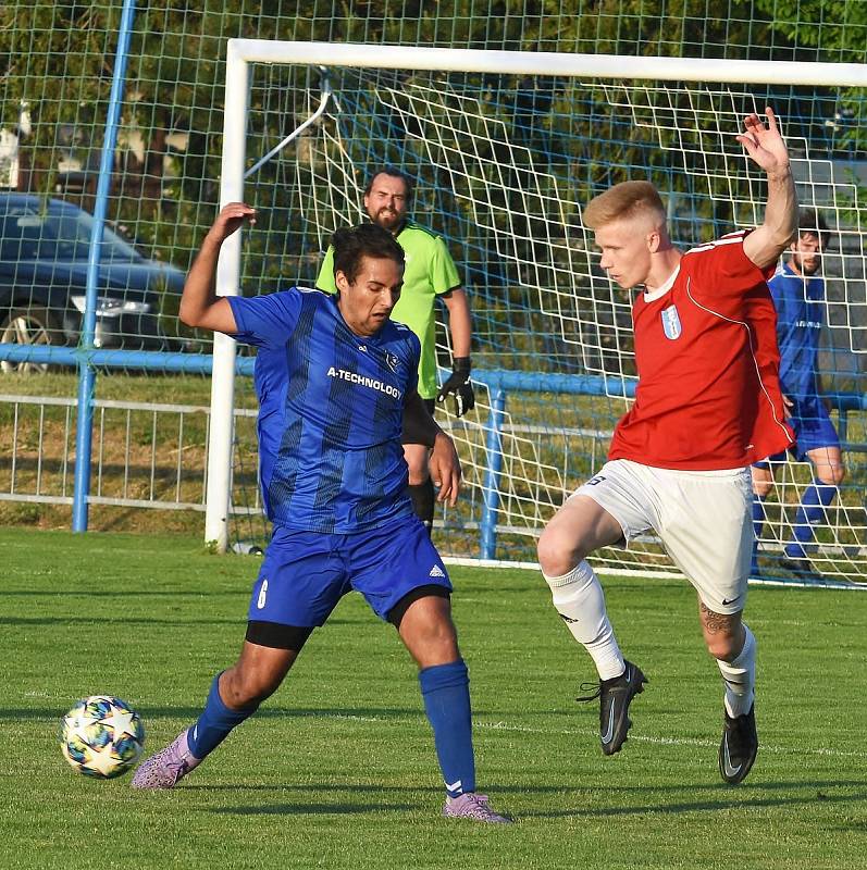 Fotbalisté Lednice (v červených dresech) porazili 3:0 Valtice a tři kola před koncem sezony oslavili postup do krajského přeboru.