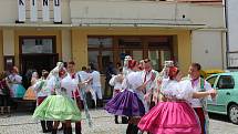 Mikulov ovládly hody. V krojích šly i děti.