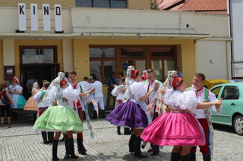 Mikulov ovládly hody. V krojích šly i děti.