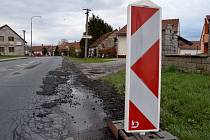 Silnice v Moravském Žižkově dostává kvůli objížďce zabrat. Tvoří se tam díry.