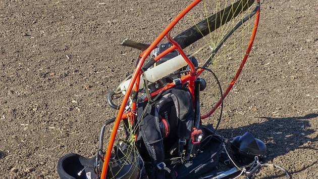 Paraglidista zahynul ve středu odpoledne po pádu do pole u Moravského Žižkova.
