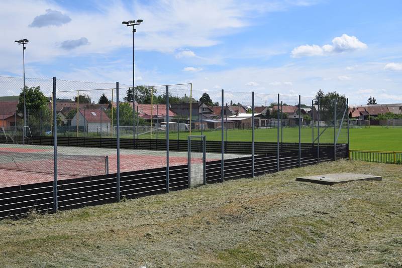 Sportovní areál v Novosedlech na Břeclavsku, jehož součástí je i fotbalové hřiště.