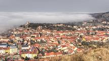 Dominantou města Mikulov je zámek. Při dobrém počasí je na něj krásný výhled ze Svatého kopečku.