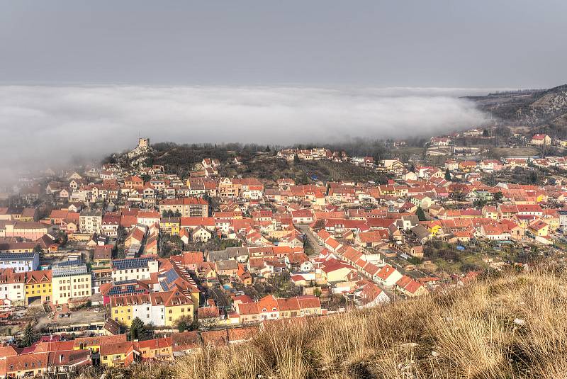 Dominantou města Mikulov je zámek. Při dobrém počasí je na něj krásný výhled ze Svatého kopečku.