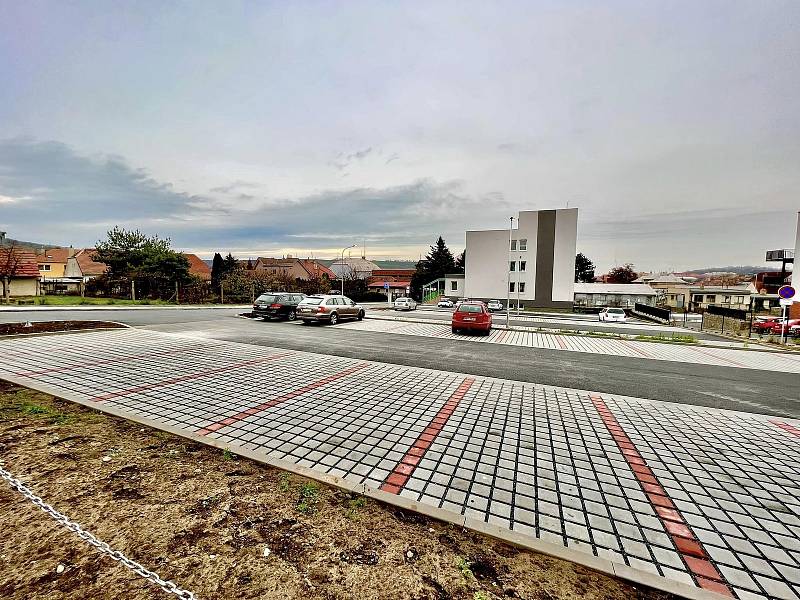 Nové parkoviště u hustopečské polikliniky má kapacitu čtyřiasedmdesát míst.