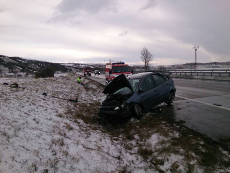 V neděli v dopoledních hodinách se stala na 25. kilometru na dálnici D2 ve směru na Brno nehoda. Na místě zasahovaly dvě hasičské jednotky. 