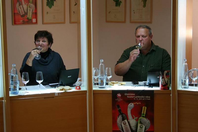 Degustátoři hodnotili v degustační místnosti Národního vinařského centra vzorky mladých vín, se kterými se letos vinaři a vinařské firmy ucházejí o značku Svatomartinské.