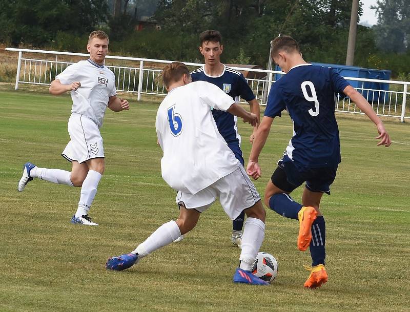 Fotbalisté rezervy Kostice (v bílém) v prvním kole jasně porazili B tým Břeclavi.